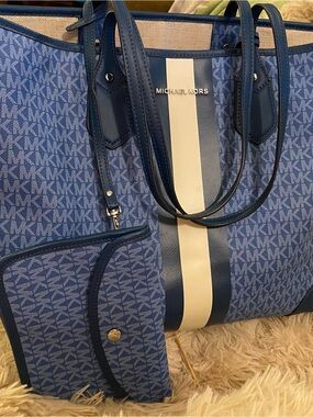 EUC!  Tags too! Michael Kors Navy and Cream Signature Stripe Tote with Wristlet